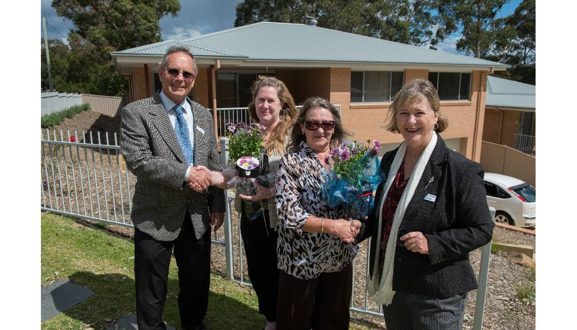 Southern Cross Community Housing CEO Marg Kaszo and director Peter Beer welcome two new tenants to newly constructed homes.
