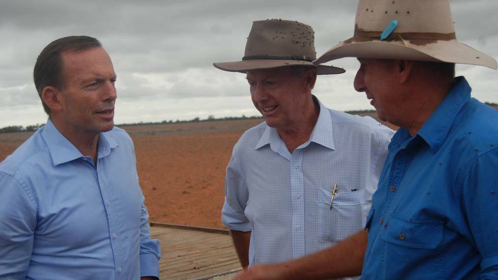 Phillip Ridge of Bourke discussing drought and the future of agriculture with Prime Minister Tony Abbott and Federal Member for Parkes Mark Coulton. Daily Liberal